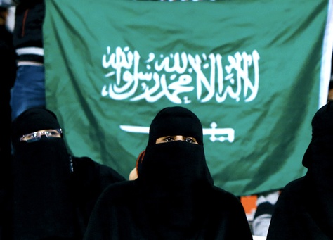 saudi-woman-and-flag-364743.jpg